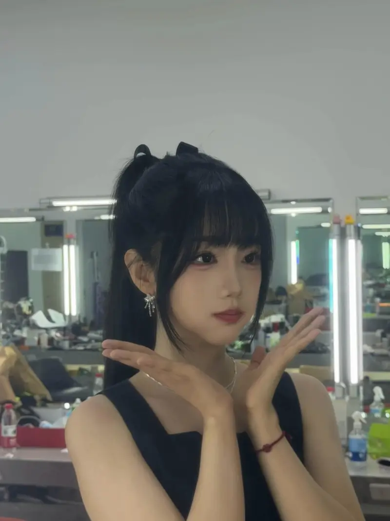 开云体育平台入口-主持十月晒照：收工~今日新增打卡下班照Pose️